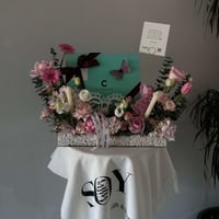 تنسيق عيد ميلاد لافندر – ورد فاخر مع شوكولاتة وشمو...