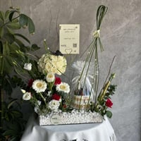 تنسيق زهور فاخر مع كيكة احتفالية - SOY Gifts