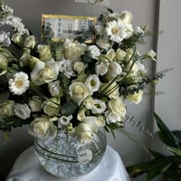 تنسيق زهور أبيض مع مبلغ مالي للتهنئة بالترقية