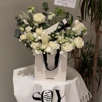 قلم مون بلان مع تنسيق الورد على الكيس