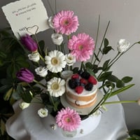 باقة زهور فتّانة مع كيك لذيذ – هدية لكل المناسبات!