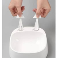 صحن طعام للقطط مع ملعقة وشوكة