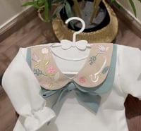 فستان مع لياقة مطرزه وقبه وفيونكة