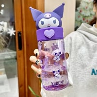 زجاجة مياه مع غطاء لولبي تتميز بشخصية كرومي