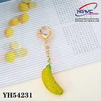 سلسلة مفاتيح ذهبية بتصميم موزة مرصعة بالكريستال