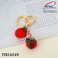 سلسلة المفاتيح الذهبية بتصميم الطماطم اللامعة