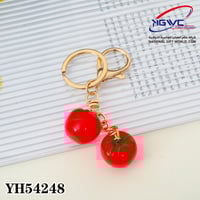 سلسلة مفاتيح ذهبية بتصميم الطماطم الأنيق