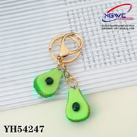 سلسلة مفاتيح ذهبية بتصميم الأفوكادو الأخضر المنعش