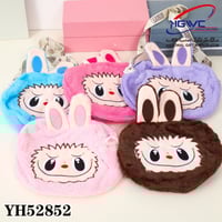 حقائب كتف فرو بتصميم لابوبو العيون الساحرة