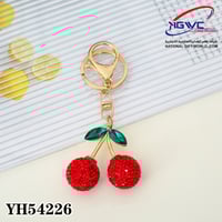 مدالية كرز مُرصّعة بالكريستال الاحمر الفاخر