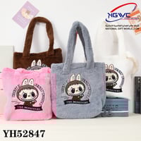 حقائب يد فرو بتصميم لابوبو الشهير الأناقة الدافئة...