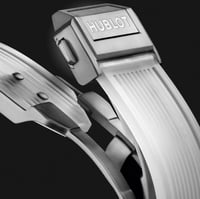 ساعة هوبلت شفاف الشهيرة.