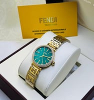 ساعة فندي ذهبي بإطار أخضر شامل الملحقات