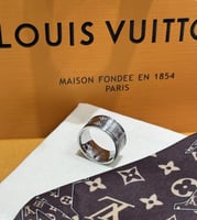 خاتم رجالي لويس فيتون فضي شامل الملحقات