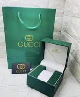 ساعة قوتشي فضي و ذهبي بإطار أسود شامل الملحقات