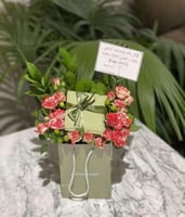 تنسيق ورد طبيعي بيبي روز وردي (لا يشمل سعر الهديه)