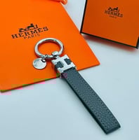 ميدالية هرمز رمادي شامل الملحقات