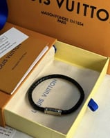 سوارة لويس فيتون جلد أسود مع فضي