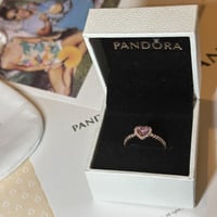 خاتم بندورا قلب وردي.