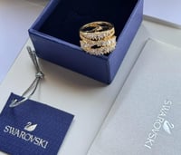 خاتم سوارفسكي ذهبي زيركون شامل الملحقات.