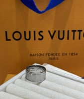 خاتم رجالي لويس فيتون فضي شامل الملحقات