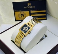 ساعة انقر ذهبي بإطار أسود ماستر كوبي