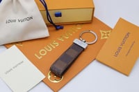ميدالية لويس فيتون بني شامل الملحقات