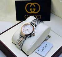 ساعة قوتشي فضي وذهبي بإطار أبيض شامل الملحقات