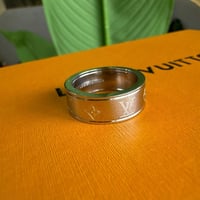 خاتم رجالي لويس فيتون فضي شامل الملحقات