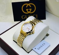 ساعة قوتشي ذهبي بإطار أبيض شامل الملحقات