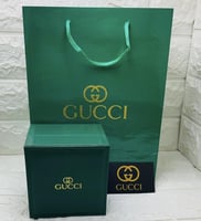 ساعة قوتشي ذهبي بإطار أبيض شامل الملحقات