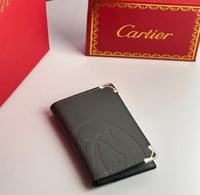 بوك كارتييه باللون الرمادي مع بكج الماركة