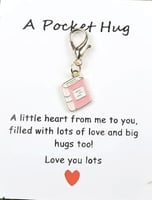 ميدالية وردية على شكل كتاب