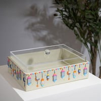 علبة تقديم اكريلك بغطاء بطابع رمضاني