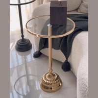 طاولة خدمة انيقة ذهبية برأس زجاجي وإطار معدني