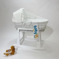 سلة موسى مع حامل هزاز أبيض