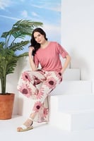 طقم نسائي وردي بنقشة زهور