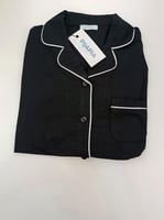 بجامه نسائي لون اسود بحواف بيضاء وأزرار