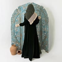 عباية مخمل كوري الكم مخرم بكلفه دوائر