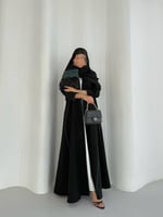 عباية كريب اسود مع تدخيلة بالون الاخضر تطريز