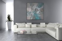 لوحة مودرن باللون الرمادي.