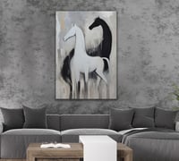 لوحة خيول بالفن التجريدي.