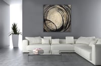 لوحة تجريدية باللون الاسود والبيج.