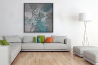 لوحة مودرن باللون الرمادي.