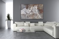 لوحة خيول باللون الابيض.