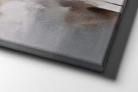 لوحة تجريدية كبيرة.