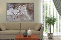 لوحة خيول باللون الابيض.