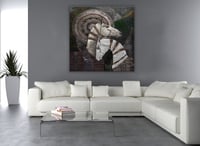 لوحة احتضان لوحة خيول مميزة بالفن التجريدي.