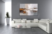 لوحة تجريدية كبيرة.