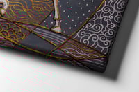 لوحة جدارية خيل بالفن التجريدي.